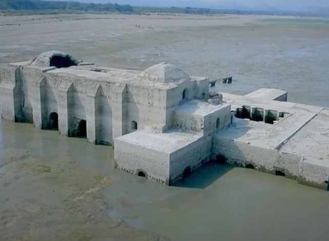 В Мексике из-под воды показался 400-летний храм
